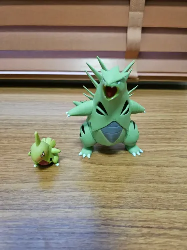 Pokémon Tyranitar e Larvitar