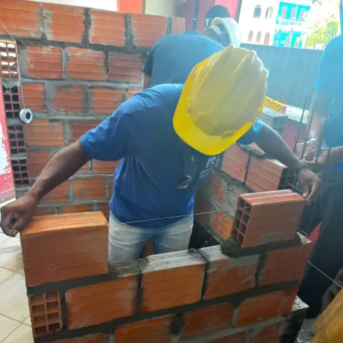 DISPONÍVEL PARA TRABALHO] - AJUDANTE DE PEDREIRO