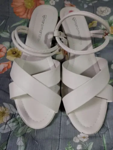 Vendo Sandália 38 - Marca Nara Martins - Nova, nunca usada - R$ 70 reais