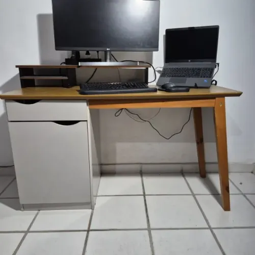 Escrivaninha 1 porta 1 gaveta prism patrimar branco/cumaru + base monitor