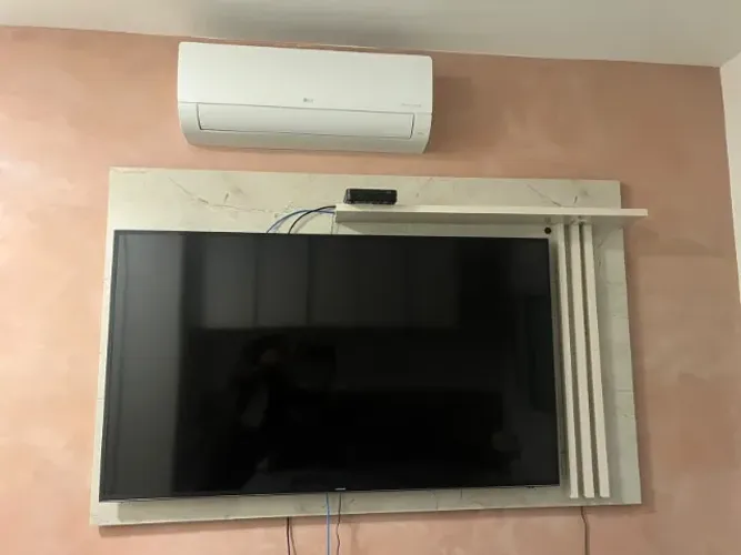 Painel de TV Suspenso Marmorizado com LED - 1 Ano e Meio de Uso