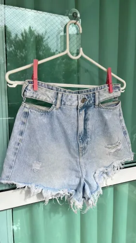 Short Jeans com corte na cintura
