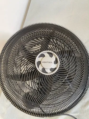 Ventilador de parede Ventisol de 50 centímetros.