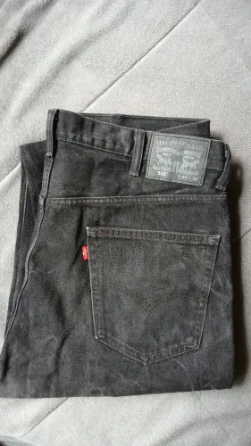Calça Levi's preta com detalhes, ótimo estado de conservação, usada 3 vezes