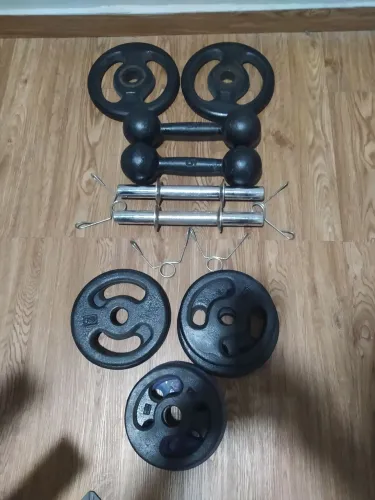 Halteres 2 5kg ferro fundido , várias nilhas 2 - 5kg , 2 - 3kg 2- 2kg , 4- 1kg