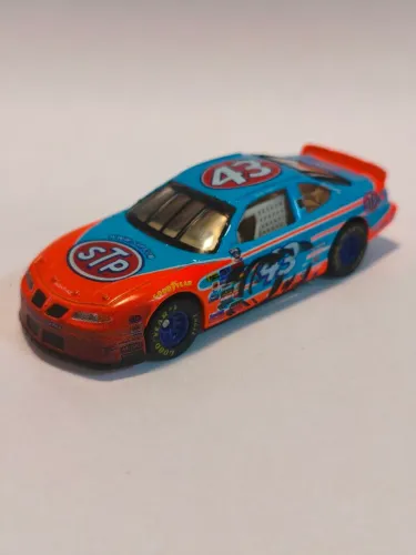 Hot Wheels Nascar com marcas de corrida #43 1/64