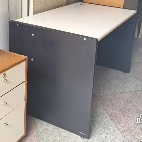 Mesas para escritório com pés de ferro em bom estado. 
