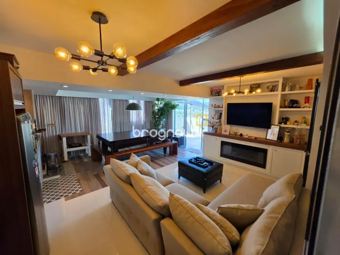 Cobertura duplex de alto padrão com vista panorâmica na Trindade  Florianópolis