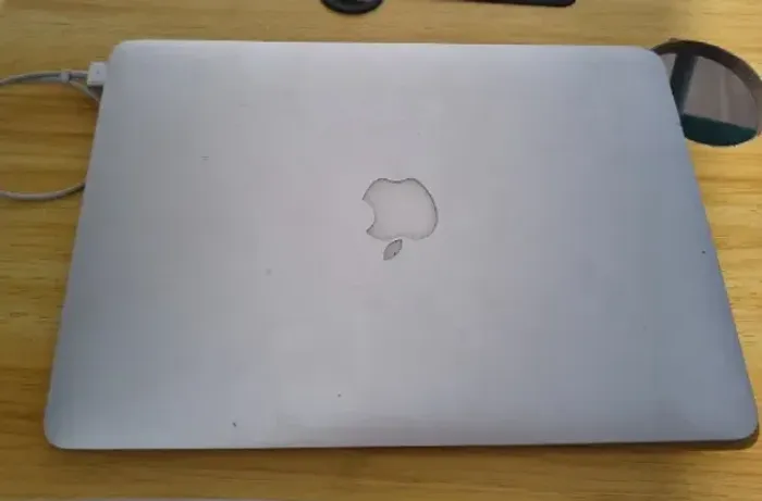 MacBook Air 13" (2017) - APENAS PARA PEÇAS (não funciona)