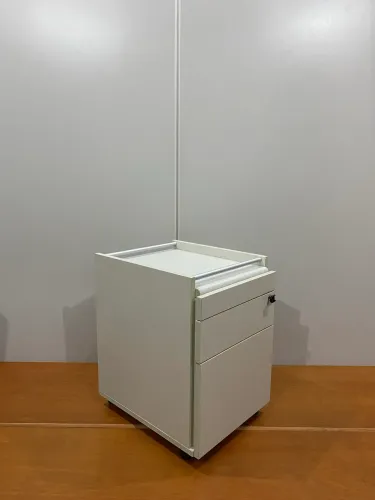 Gaveteiro três gavetas Muito Novo