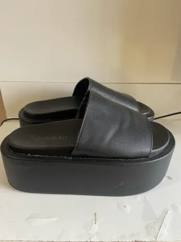 Vendo linda sandália flatform Nanakarana