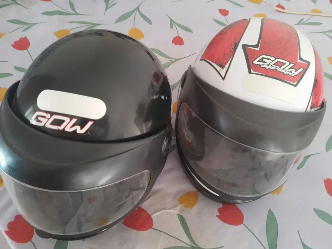 2 Capacetes GOW semi novos