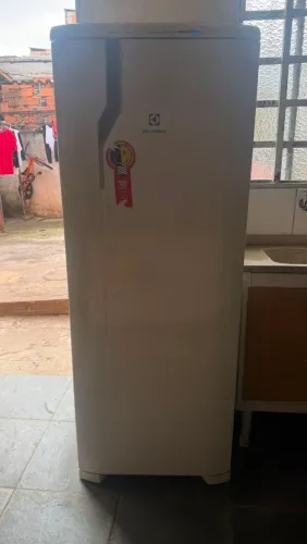 Geladeira Electrolux degelo 240l branca