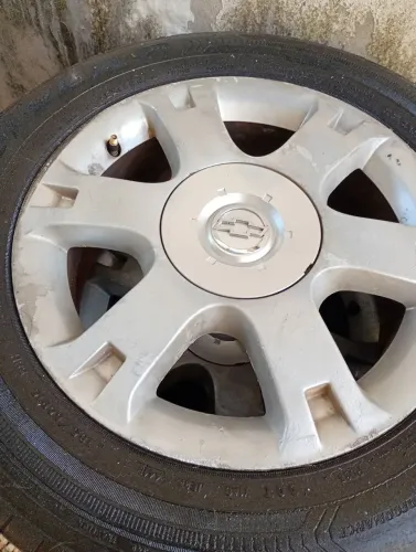 Vendo roda aro 15 do Vectra original.valor 850 com pneus