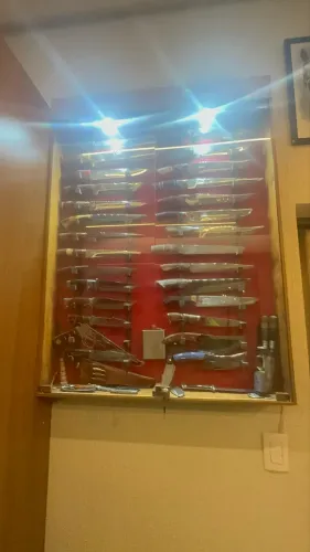 Vende-se expositor, mostruário para 28 facas, contendo vidros, led e tranca.