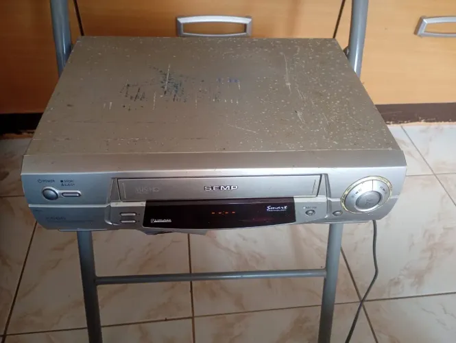 Vendo DVD e Vídeo Cassete funcionando