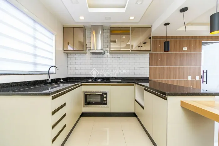 LINDO SOBRADO EM PINHAIS | Condomínio Fechado | 3 DORMITÓRIOS 1 SUÍTE | R$780.000,00