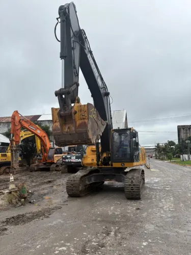 Escavadeira John Deere 350 ano 2019