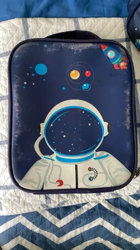 Mochila infantil astronauta ( acompanha lancheira e estojo em bom estado)