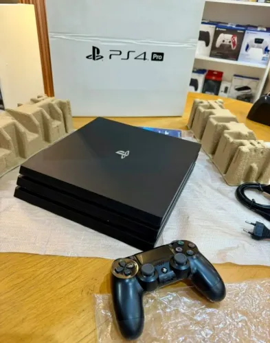 Playstation 4 PRO com 1 controle e caixa