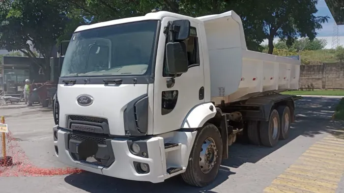 Ford 2423 seminovo, ano 2019 completo