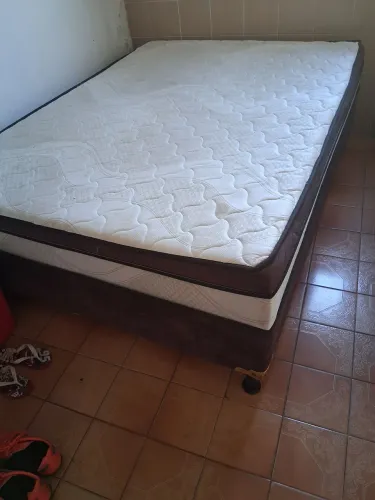 Vendo cama casal em bom estado,o defeito e so umas manchinhas mandando lavar fica limpa!!