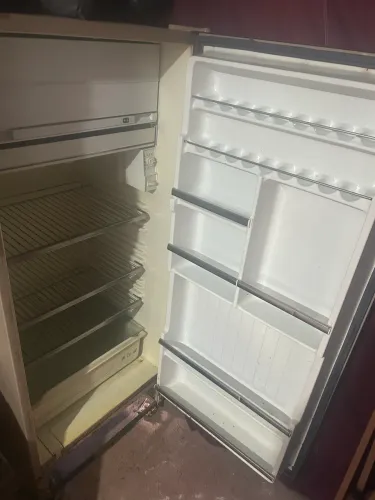 Vendo geladeira antiga funcionando perfeitamente 