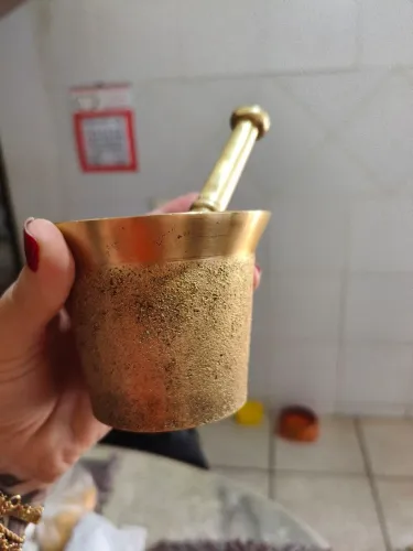 Almofariz metal dourado