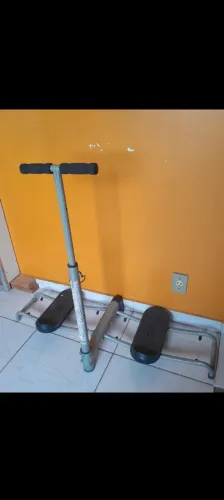Stepper compacto com apoio. Treino de pernas e glúteos.