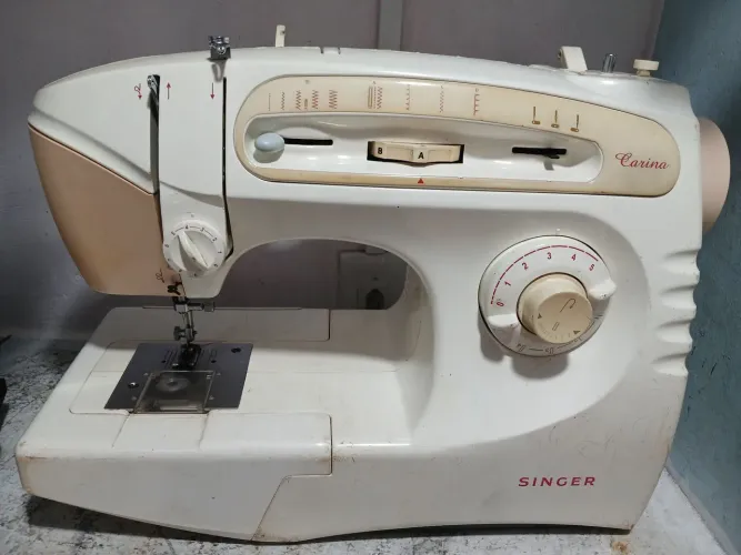 Máquina de costura singer carina