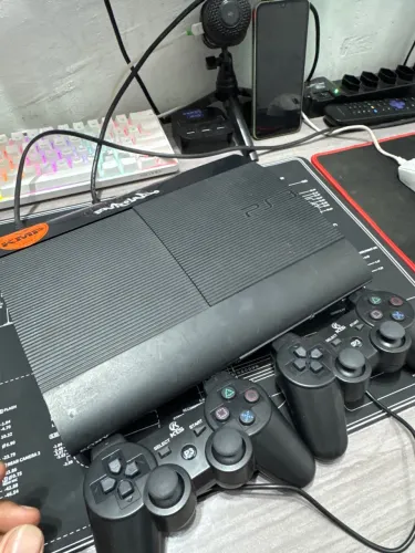 Ps3 desbloqueado com 15 jogos instalados e 2 controles