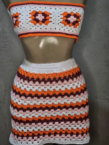 Conjunto crochê ( tamanho 34 P) Novo, top de Amarração nas costas e saia possui lastex
