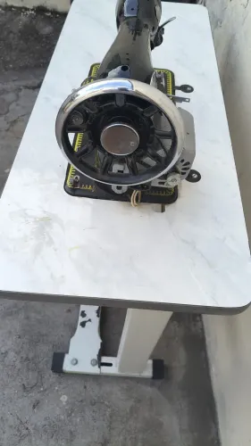 Máquina industrial comum doméstica com mesinha e pedal,,bem conservada da Mara ELGIN !!!