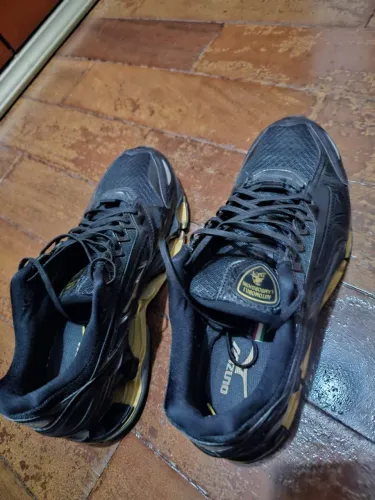 Tenis Mizuno Lamborguini Wave Tenjin Preto/Dourado