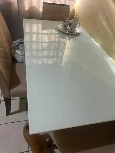 Mesa de jantar com espaço para 6 lugares