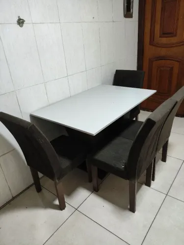 Mesa com 4 cadeiras com tampo branco