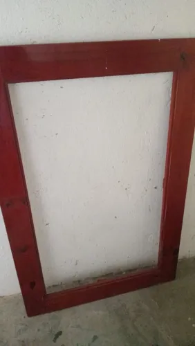 Mesa com tampo de vidro em madeira em ótimo estado. Foto da mesma já desmontada