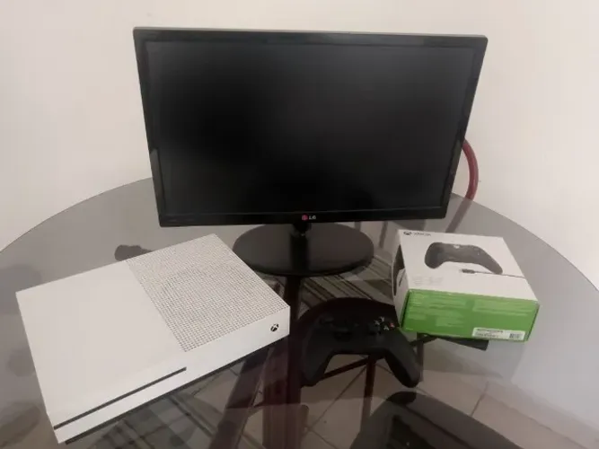 xbox oneS 1 tb com controle e monitor 22 polegadas
