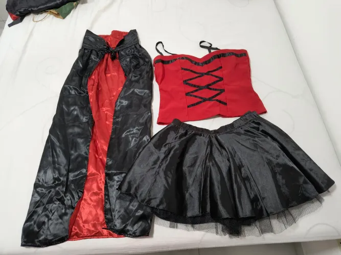 Fantasia para festa ou aula da saudade. Vampira com duas capas
