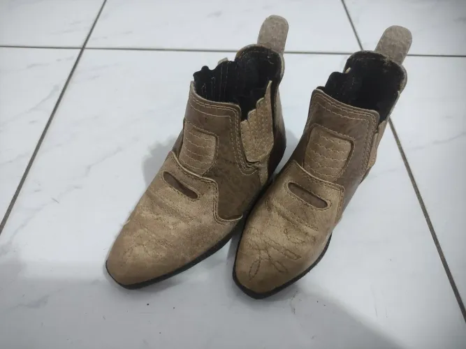 Bota infantil n° 23 de couro.