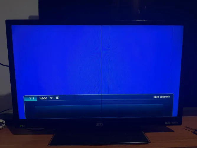 Tv 32 polegadas com pequenas linhas