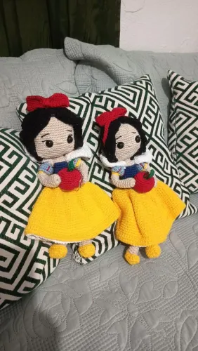 Boneca Branca de neve em amigurumi