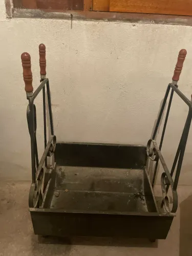 Porta lenha de ferro em ótimo estado.