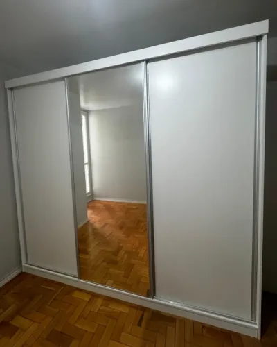 Armário 3 portas de correr com espelho
