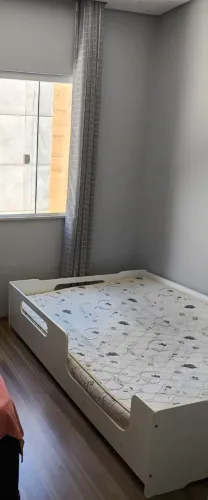 Cama montessoriana com colchão 