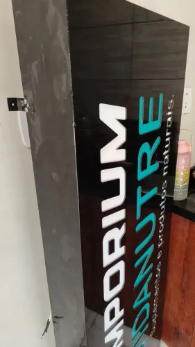 Placa em ACM com iluminação