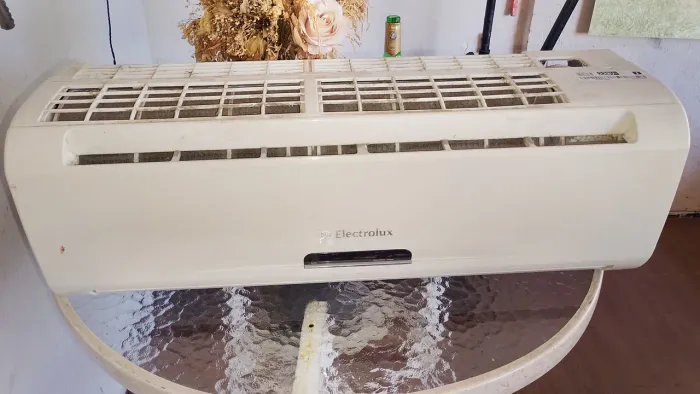 Vendo ar condicionado split semi novo 9.000btus. Faço a entrega