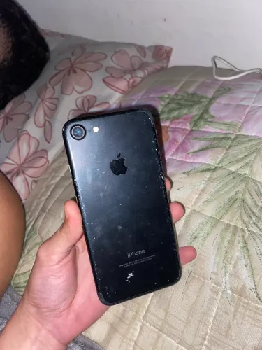 Vendo iPhone 7 preto 32gb funcionando 