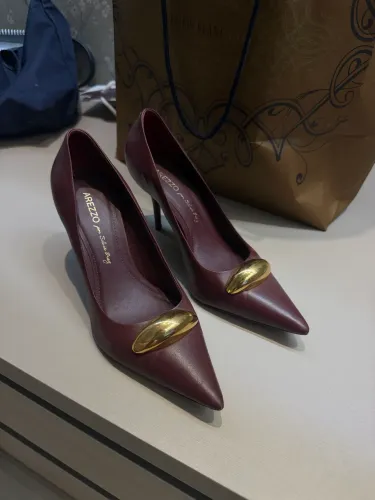 Salto scarpin vermelho Arezzo - Silvia Braz