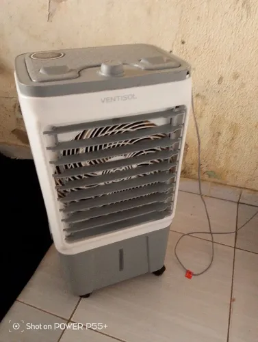 Umidificador de ar com compartimento para colocar água e função de ventilador tbm